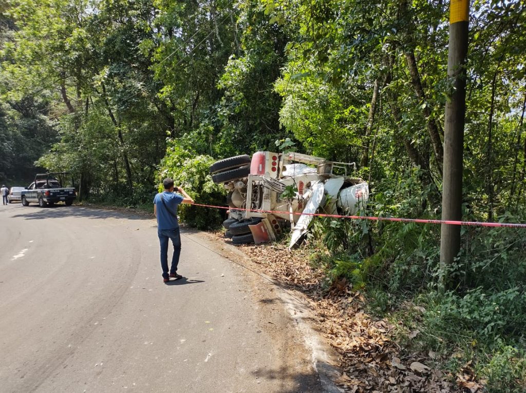 Vuelca revolvedora y conductor sale ileso