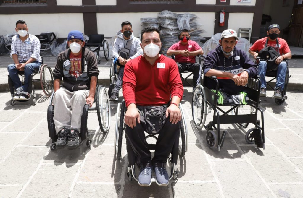 Cumple SEDIF con entrega de sillas de ruedas activas