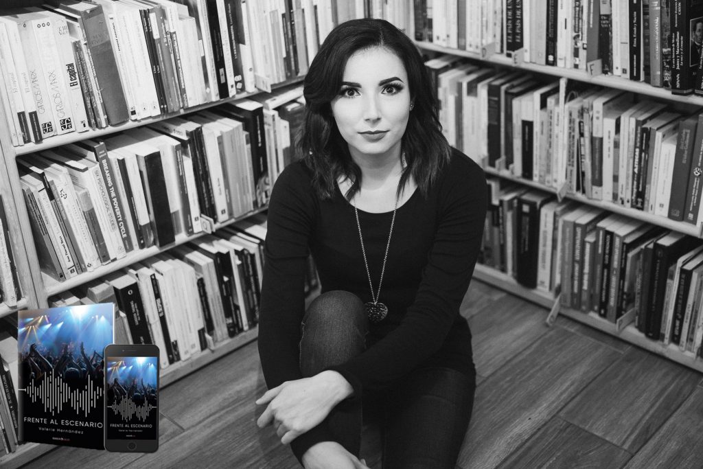 Egresada UDLAP presenta su libro: Frente al escenario