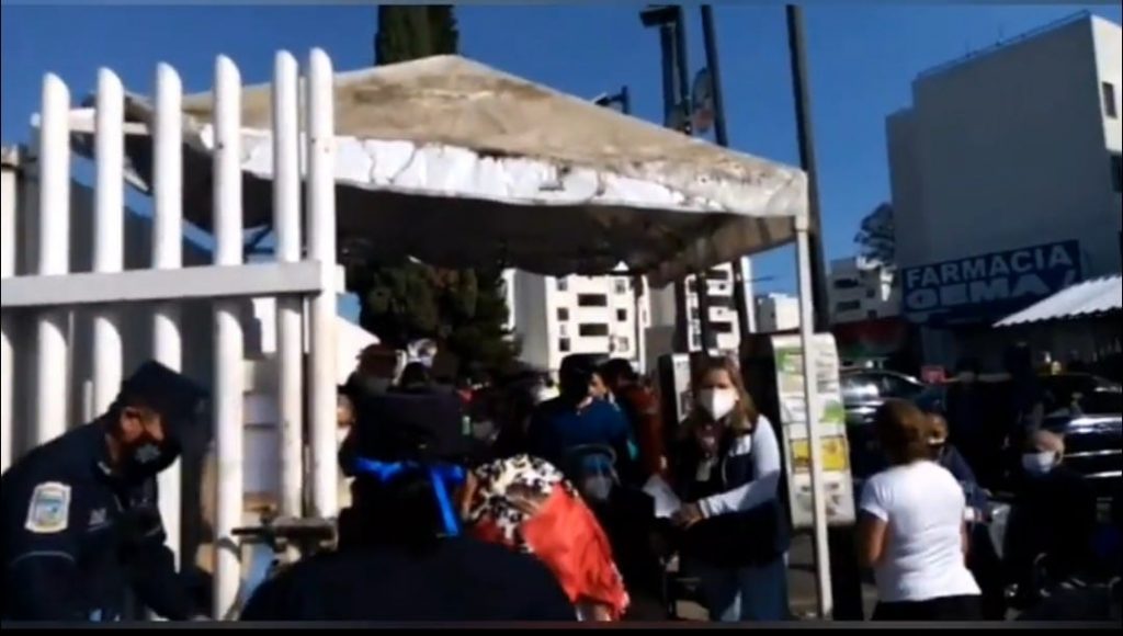 Video desde Puebla: Llegan al Hospital General del Norte mayores de 80 años a vacunarse