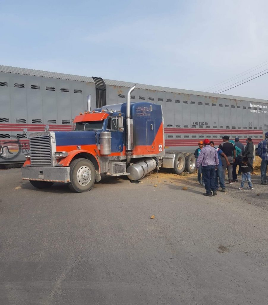 Operador de tractocamión intenta ganar el paso al tren en Cañada Morelos