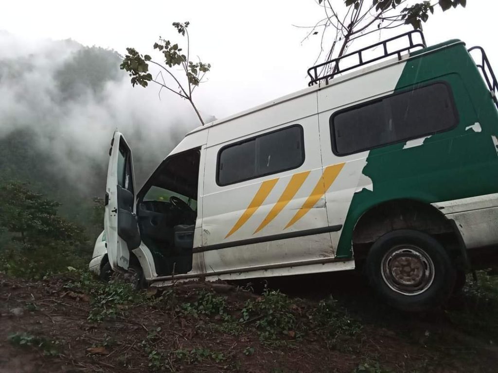 A punto de irse al barranco una combi de transporte público en Zacatlán