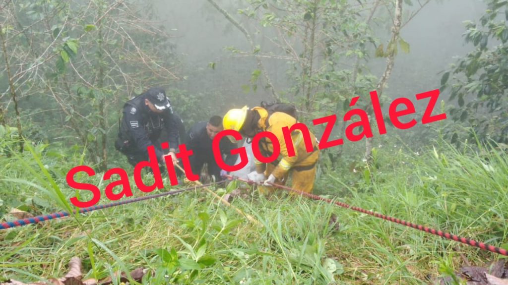 Hallan sin vida a hombre dentro de una barranca en Tlatlauquitepec.