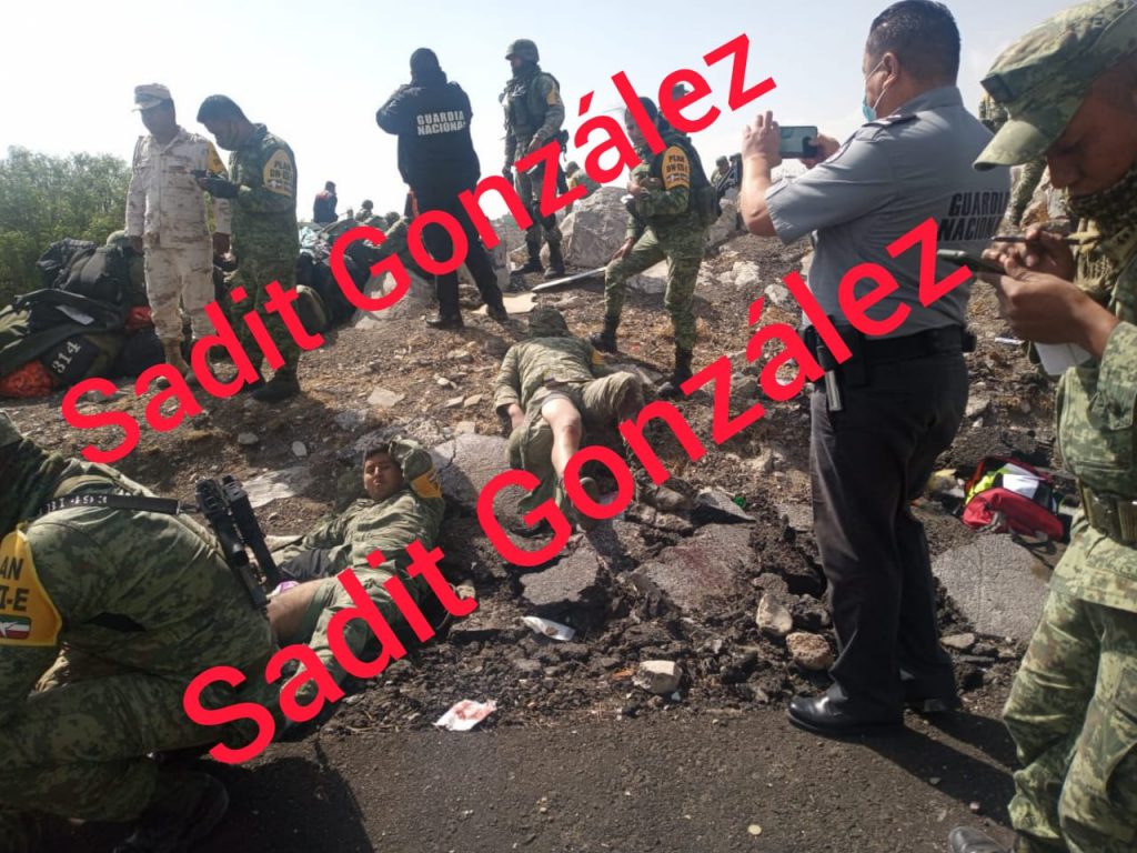 Dos elementos muertos y 20 lesionados al volcar camión de la Sedena en la Puebla-Orizaba.