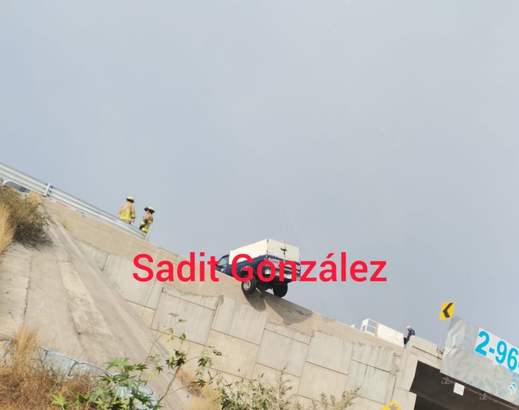 Camioneta queda a pocos centímetros de caer del Periférico, tramo Forjadores