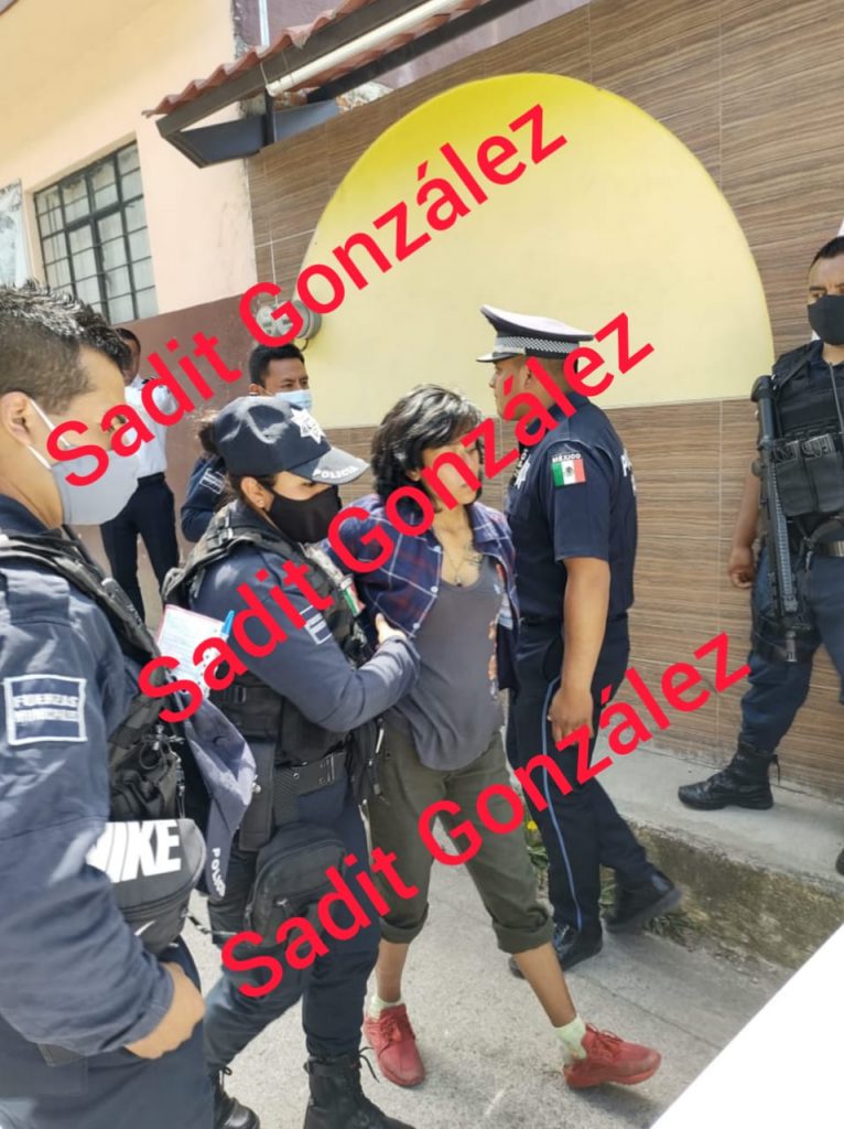 Detienen a mujer que quería robarse una camioneta en Chignautla