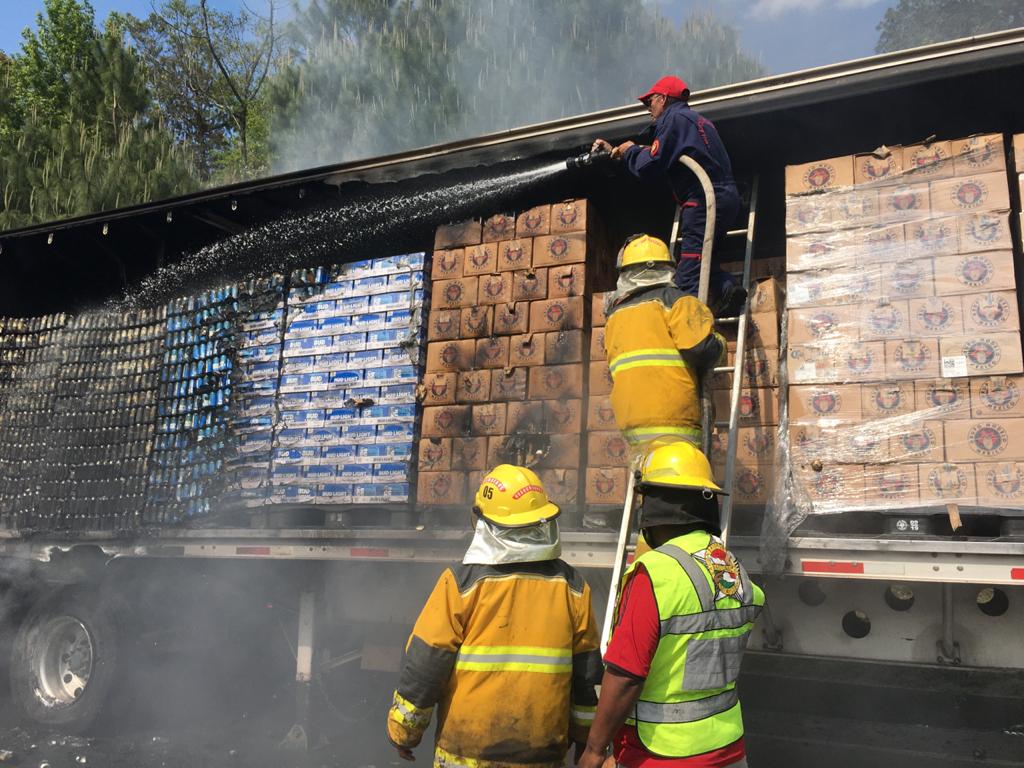 Se incendia camión lleno de cervezas en Huauchinango
