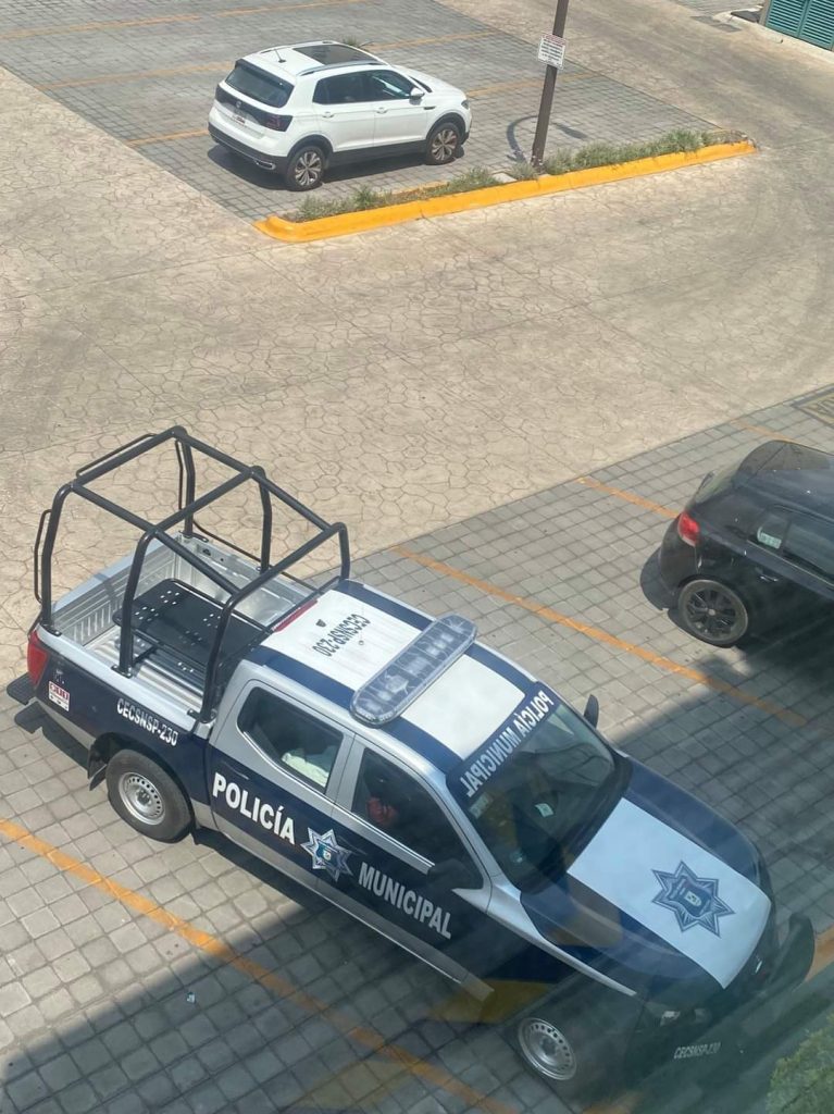 Reportan patrulla de Juan Galindo fuera de jurisdicción para hacer compras en una plaza comercial de Puebla Capital