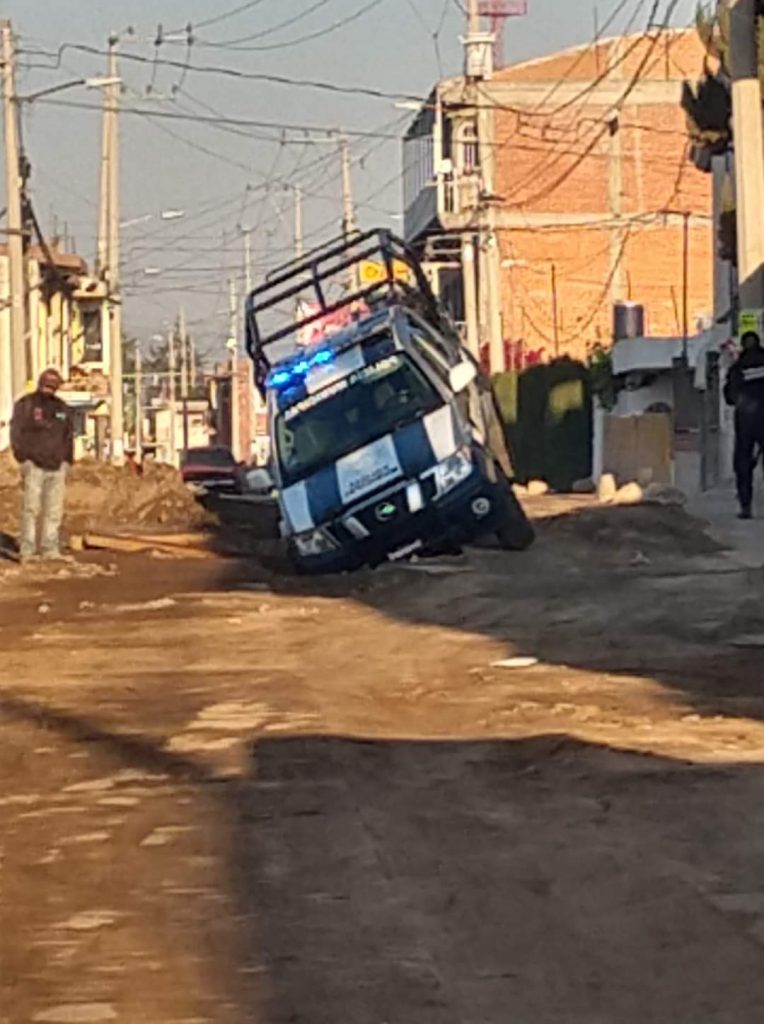 Patrulla de Amozoc cae a zanja por obra inconclusa de Mario de la Rosa