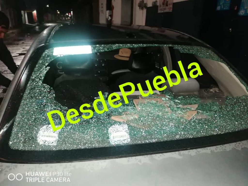 Grupo armado balea vehículo de militante del PAN en Amozoc