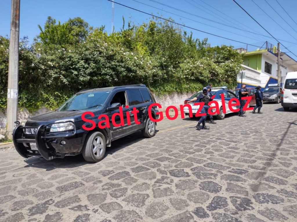 Ebrio sujeto choca su camioneta contra una patrulla en Chignautla