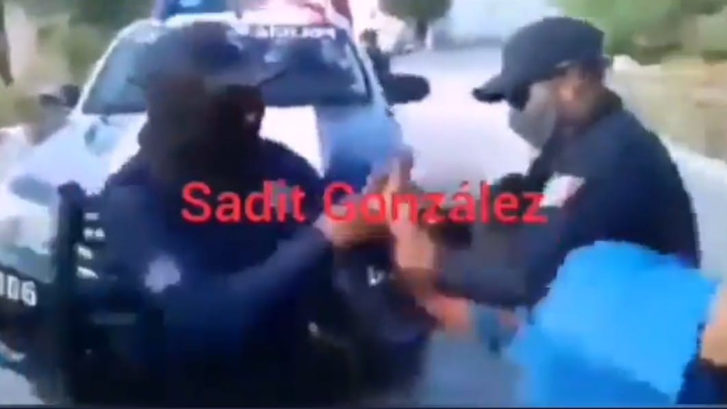Video desde Puebla: Exhiben a policías de Zinacatepec que cometen abuso de autoridad contra familia humilde