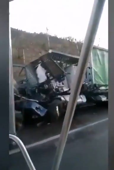 Video desde Puebla: Chocan de frente dos camiones en la Amozoc-Perote; ambos choferes fallecieron