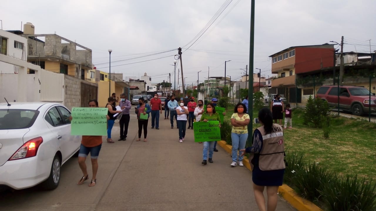 Vecinos se manifiestan contra constructora en Huauchinango