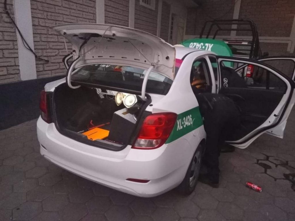 Policía Municipal de Xiutetelco logra asegurar un arma de fuego así como sustancias ilícitas dentro de un taxi del estado de Veracruz