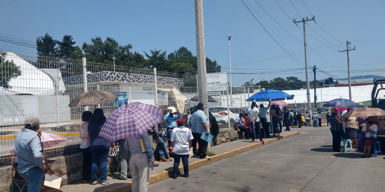 Fotonota: Proceso concurrido pero con cierto desorden durante la vacunación en Huauchinango