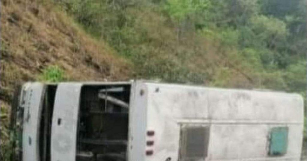 Vuelca microbús sobre la México-Tuxpan