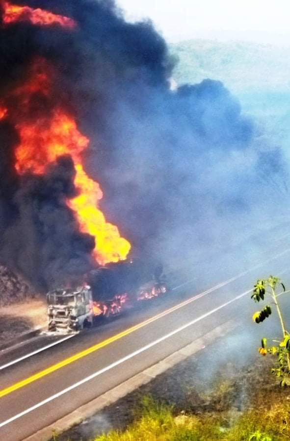 Ardió camión cargado de gasolina en la autopista México-Tuxpan