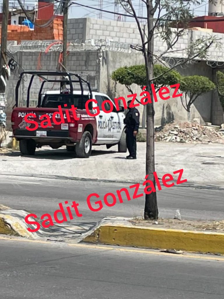 Patrullero de policía estatal choca contra poste y se fuga en Casa Blanca, Amozoc.
