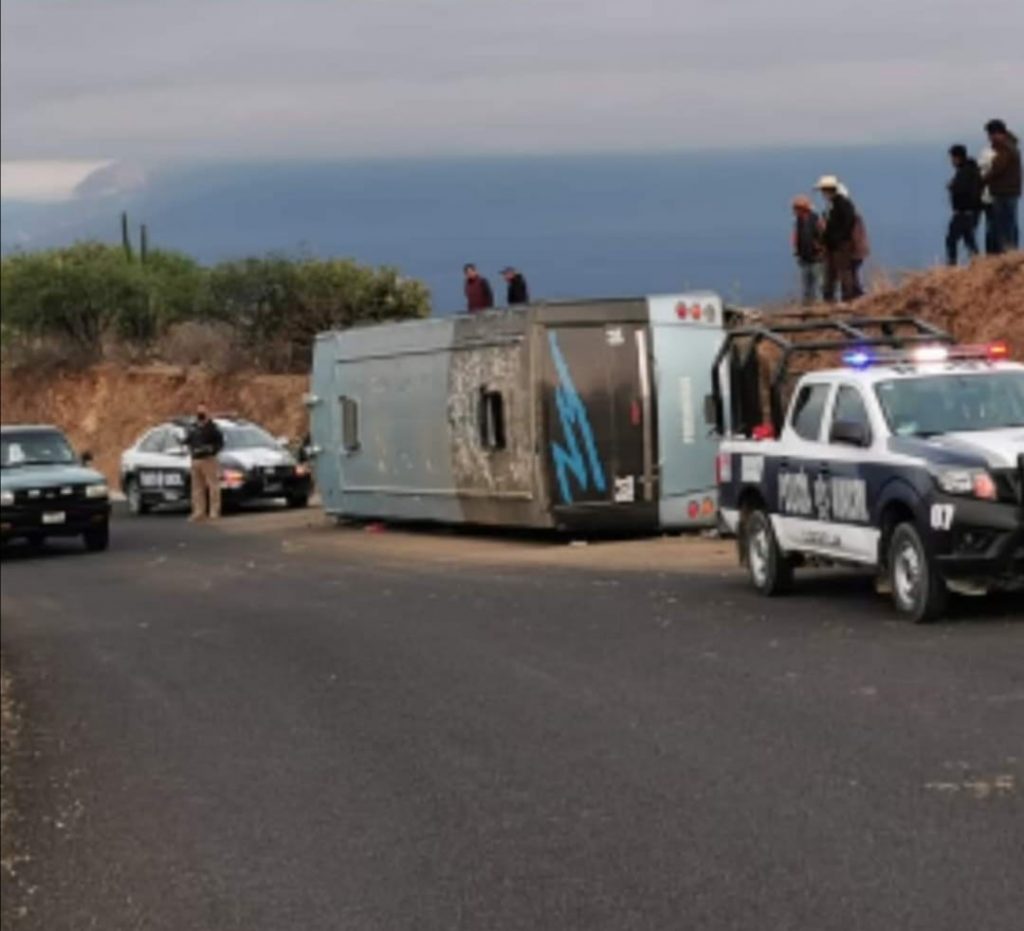 Cuatro pasajeros lesionados por volcadura de camión en Coxcatlán