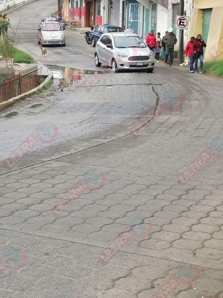 En la Colonia Santa Catarina en Huauchinango solicitan apoyo para atender fuga de aguas negras