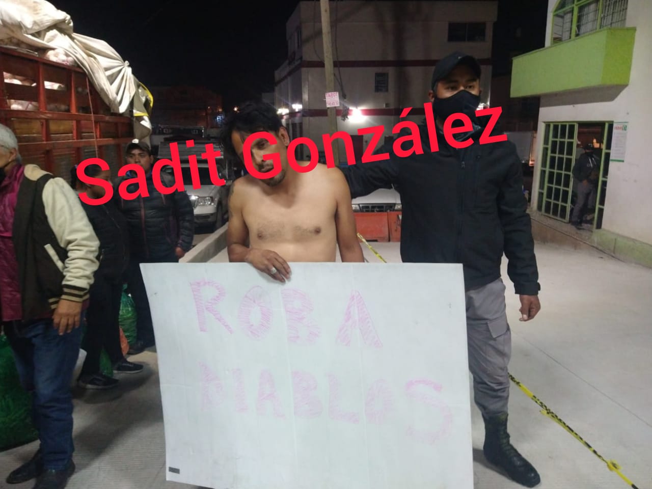 Detienen y exhiben a presunto ladrón en la Central de Abasto de Puebla