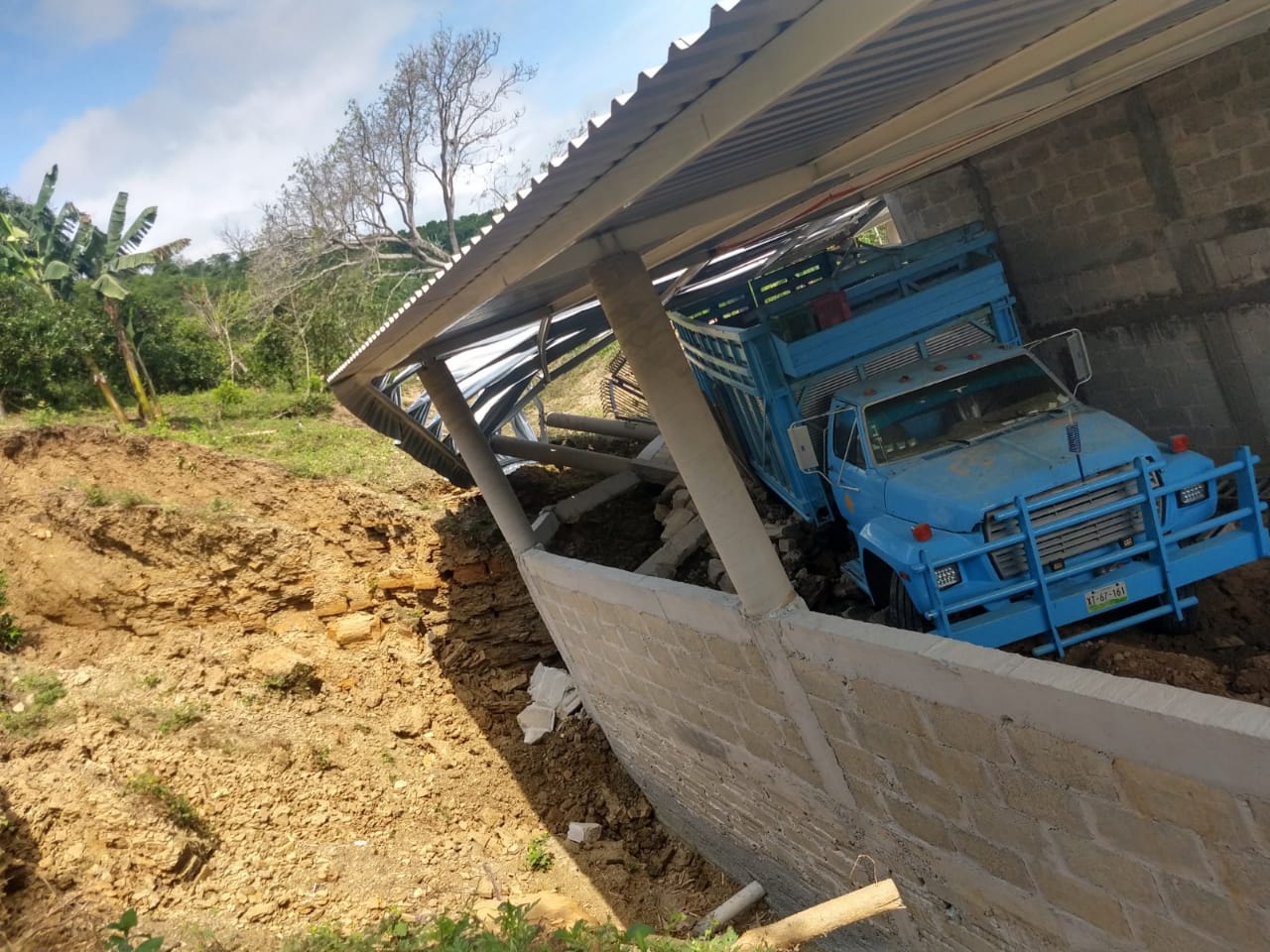 Colapsan dos viviendas en Hueytamalco supuestamente por falla geológica