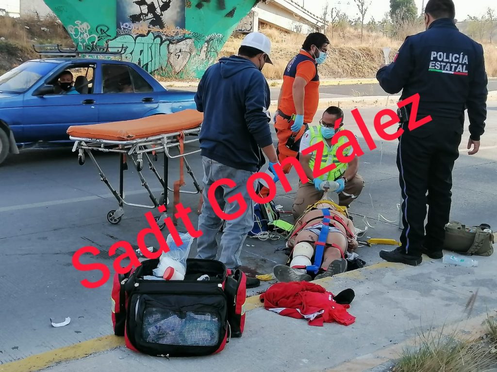 Motociclista cae del puente de periférico y queda herido de gravedad
