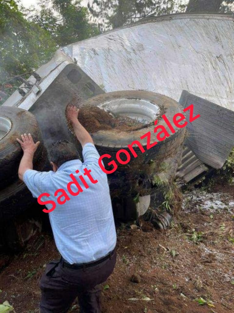 Camión se desbarranca en la México-Tuxpan