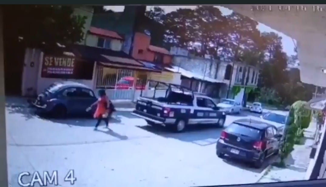 Video desde Puebla: Policías municipales de Huauchinango atropellan a maestra; el conductor no fue detenido