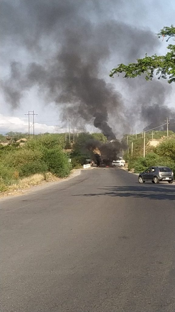 Bloquean carretera a Coxcatlán