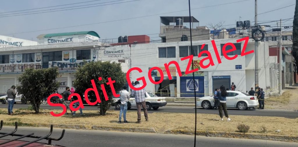 De varias puñaladas asesinan a un hombre en una carpintería en Puebla.