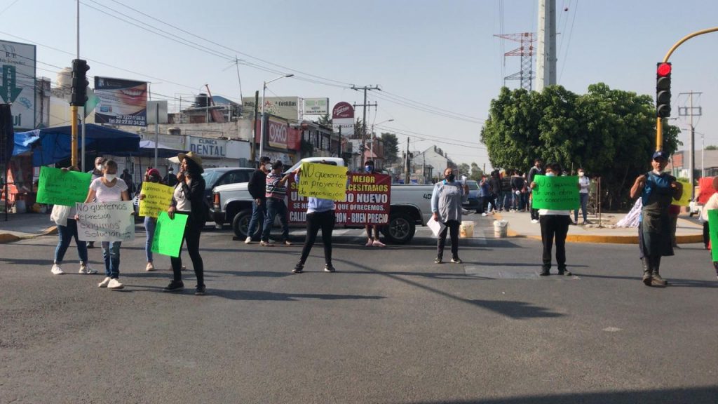 Locatarios inconformes del mercado Amalucan nuevamente se manifiestan