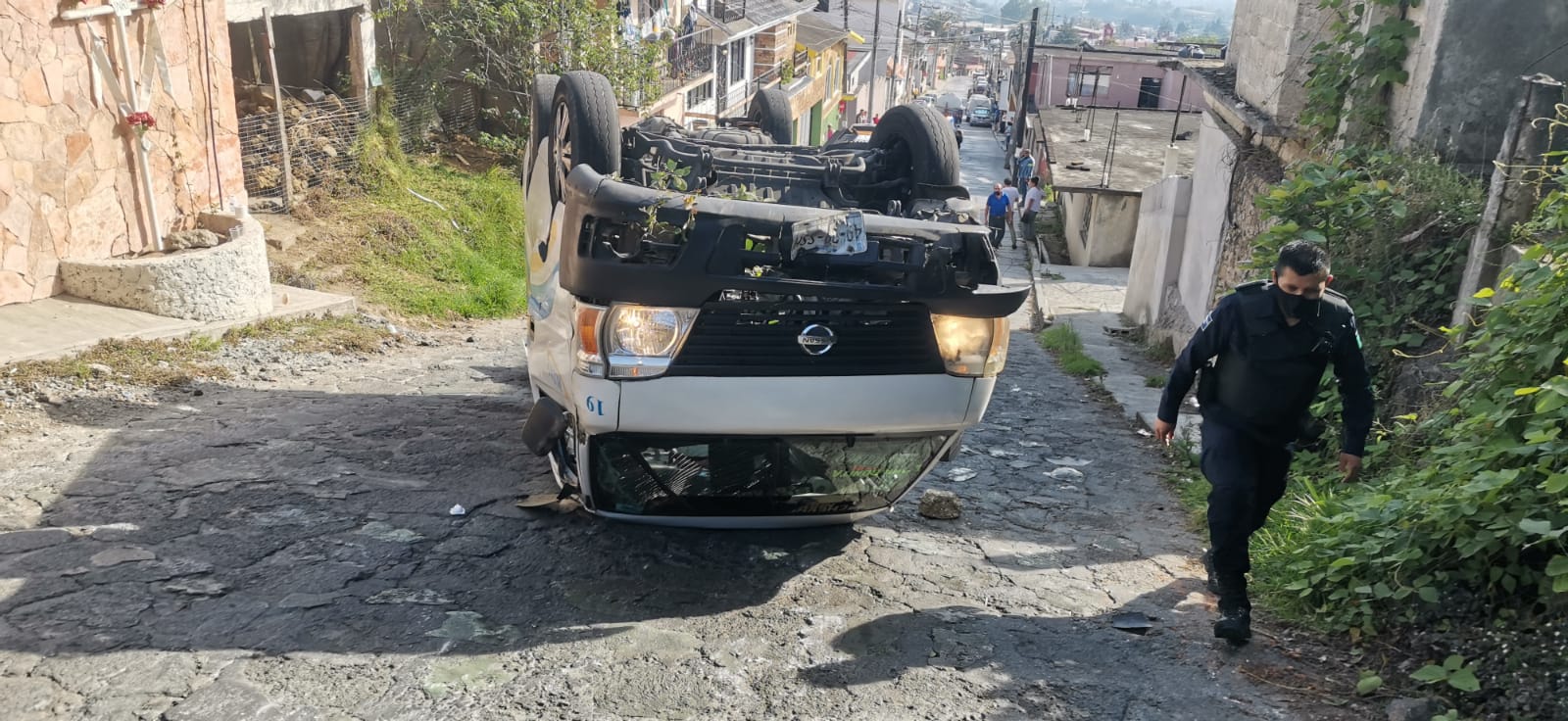 Volcadura de transporte público deja varios lesionados en Teziutlán