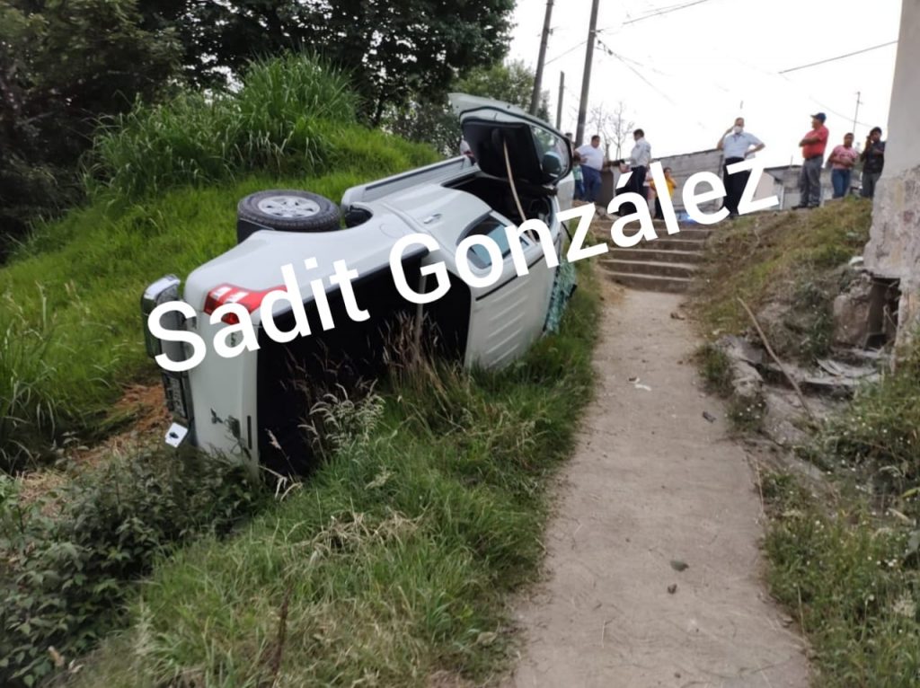 Ebrio sujeto conducía en estado de ebriedad y queda volcado en el Barrio de Tlaxcala en Teziutlán