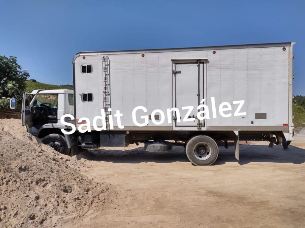 Persecución con balacera deja un delincuente herido y el camión recuperado en Chignautla