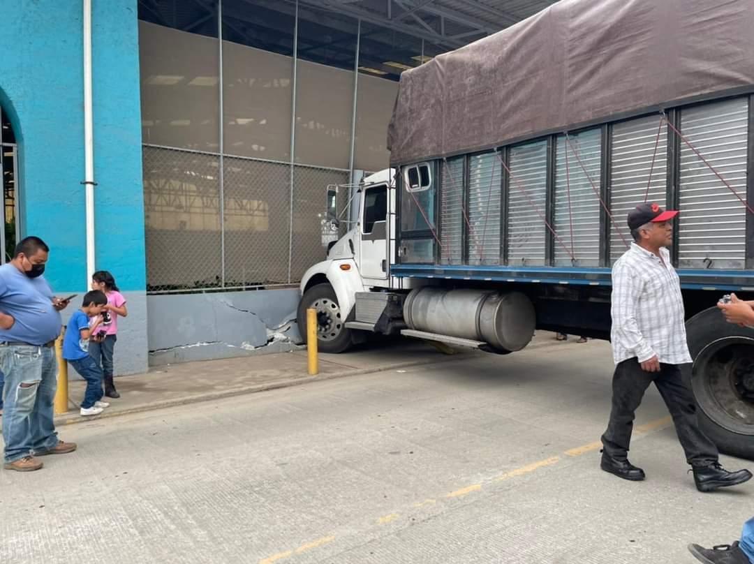 Camión se estrella en el mercado de plantas de Tenango de las Flores y provoca daños materiales