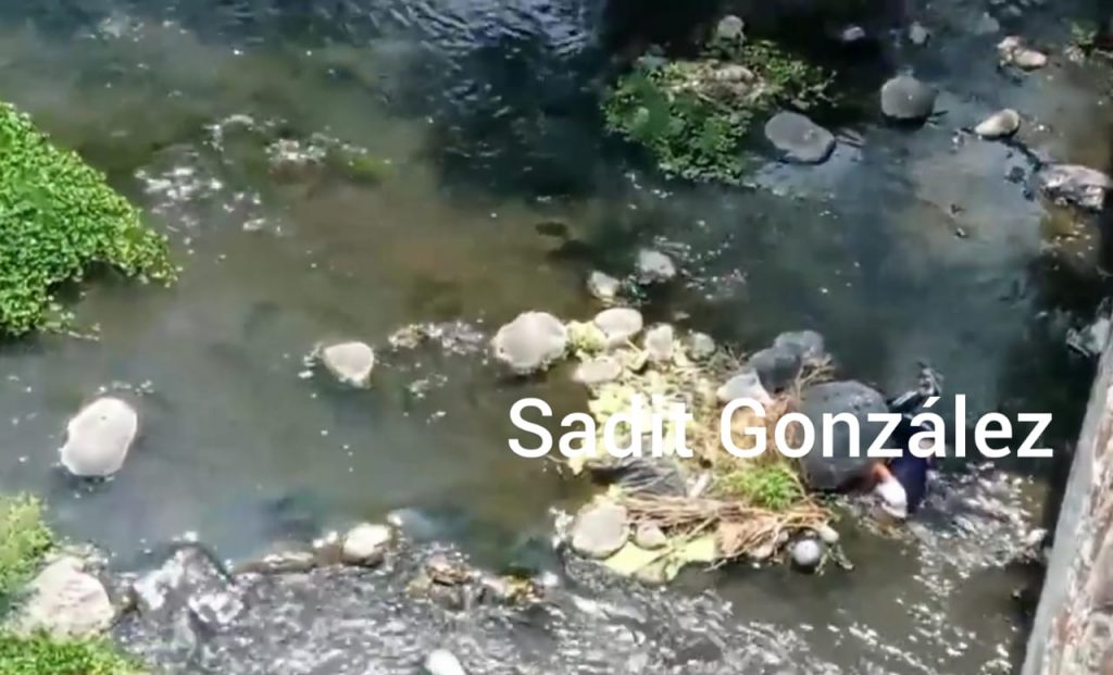 Encuentran cadáver de un joven al fondo de barranca en Izúcar