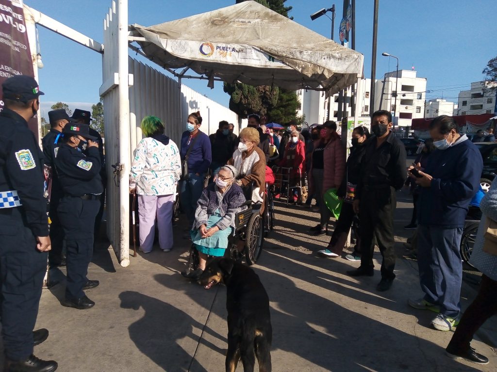 Karina pasó toda la noche en el Hospital General del Norte para que su Mamá fuera la primera en recibir la vacuna contra el covid-19