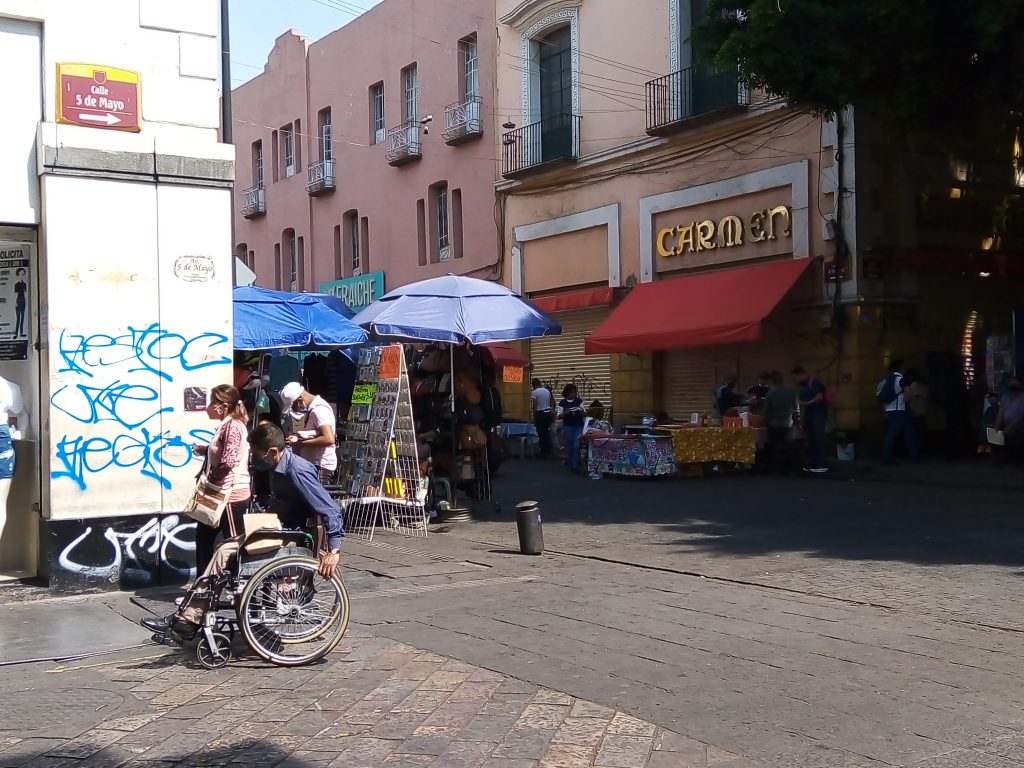 Ambulantes continúan en las calles de Puebla capital