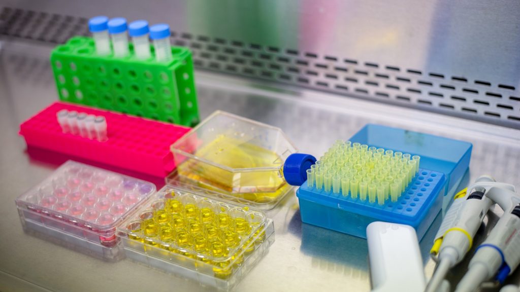 La vacunación lenta, las variantes y el falso sentido de seguridad son un peligro adicional ante el COVID-19