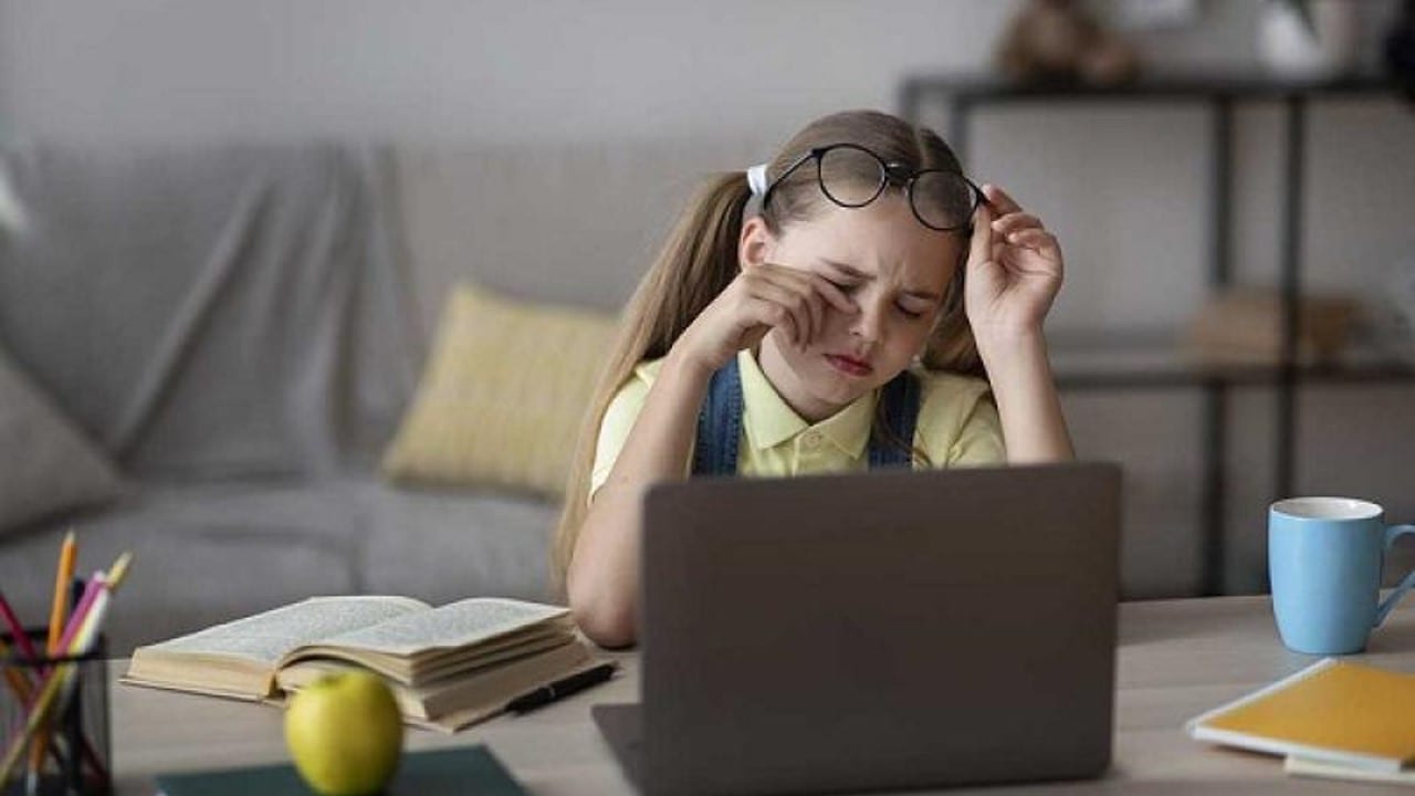 El aumento del aprendizaje virtual afecta la visión de los niños