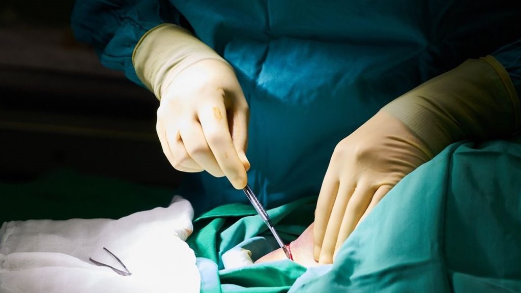 Denuncian a médico que supuestamente opera a niños…cuando está ebrio