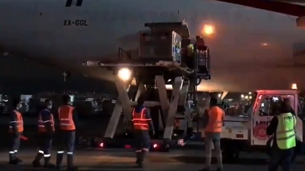 Llegan a México más de 1 millón de vacunas AstraZeneca provenientes de EU