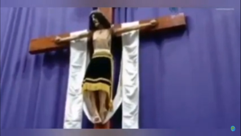 ¿Milagro? Cristo de Amozoc inclina su cabeza durante oficios de Viernes Santo