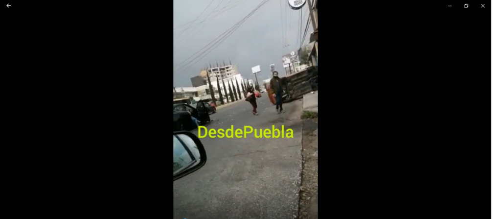 Se registró un fuerte accidente con volcadura sobre Calzada Zavaleta frente a Tacos Don Pastor