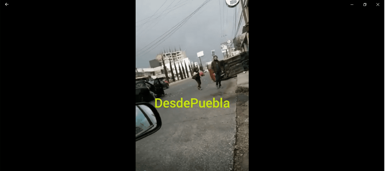 Se registró un fuerte accidente con volcadura sobre Calzada Zavaleta frente a Tacos Don Pastor