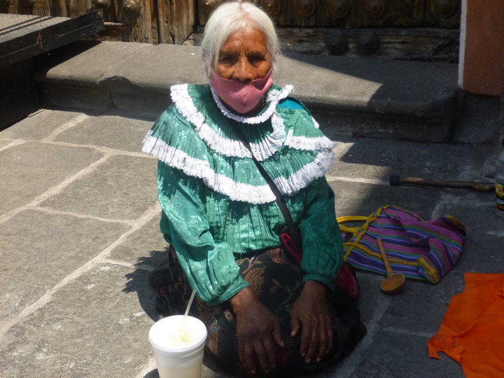 Video desde Puebla: Vengo a buscar dinero para comer, afirma doña Josefa Gabino Mauricio, la nonagenaria vendedora de muñecas convertida en momentánea celebridad