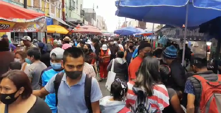 Capitalinos hacen aglomeraciones en la calle 16 poniente para comprar pescados y mariscos