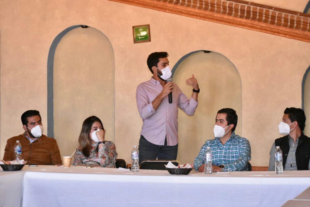 Se reúnen jóvenes emprendedores con Rivera Nava y Pepe Chedraui